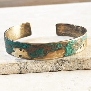 Artisan Made gepersonaliseerde bronzen manchet met verdigris patina
