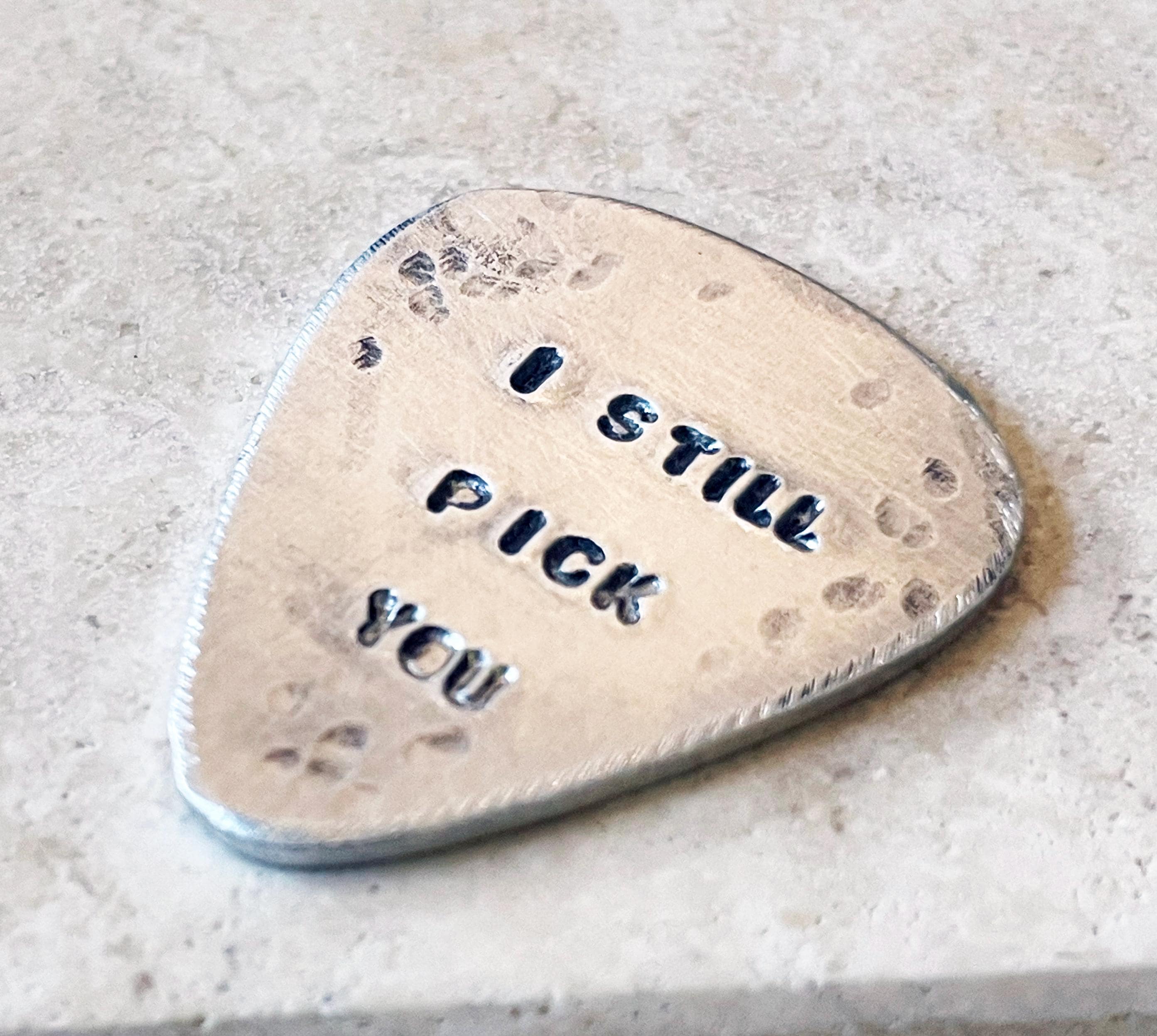 10周年記念ブリキ製ギターピック：I Still Pick You ダメージ加工