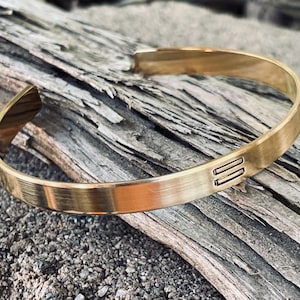 Uniseks manchet, bronzen manchet met gelijkteken, LGBTQ-sieraden, bronzen armband, feministische sieraden, sieraden voor gelijkheid