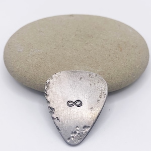 Púa de guitarra de aluminio, púa infinita, regalo de aniversario de estaño, 10 ° aniversario, púa de metal desgastada, signo infinito