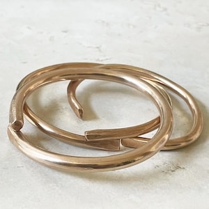 Conjunto de brazaletes de bronce forjados a mano y moldeados orgánicamente