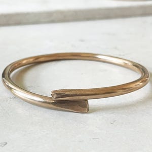 Rustieke armband: de overlappende armband, organische massief bronzen armband, sieraden 8e verjaardag