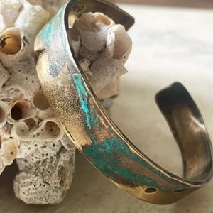 Handwerklich angefertigte personalisierte Bronze-Manschette mit Grünspan-Patina