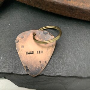 Chaveiro de palheta de guitarra de bronze, presente de 8 anos, presente de aniversário de bronze, 8º ou 19º aniversário, palheta de metal desgastado