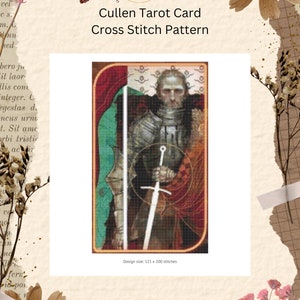 Może przedstawiać: Wzór na haft krzyżykowy przedstawiający Rycerza Mieczy z kart tarota. Rycerz jest przedstawiony w zbroi, trzymając miecz. Karta jest umieszczona na czerwono-zielonym tle. Rozmiar wzoru to 121 x 200 ściegów. Trudność oceniono na pięć gwiazdek.