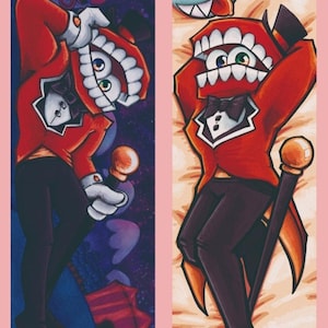 Op de afbeelding: Twee kussenslopen met een stripfiguur in een rode jas, zwarte broek en hoge hoed. Het personage heeft een grote mond met tanden en ogen. Eén hoes heeft een paars-blauwe achtergrond, de andere een beige achtergrond.