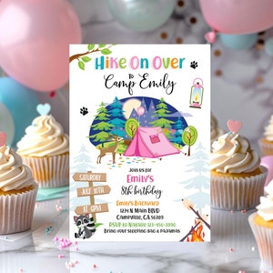 Könnte beinhalten: Eine Einladung zu einer Geburtstagsfeier zum Thema Camping mit einem rosa Zelt, einem Reh und einem Waschbären. Die Einladung lautet "Hike On Over to Camp Emily" und enthält Details zu Emilys 8. Geburtstagsfeier.