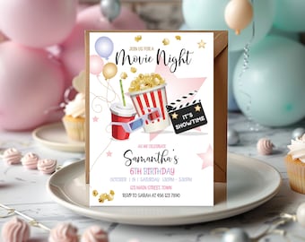 Może przedstawiać: Biała karta z zaproszeniem na wieczór filmowy. Na karcie znajduje się kubełek na popcorn w czerwono-białe paski, czerwony kubek ze słomką, okulary 3D i klaps filmowy z tekstem "It's Showtime". Tekst na karcie brzmi "Join us for a Movie Night" i "Samantha's 6th Birthday".