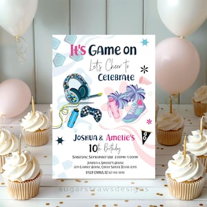 Op de afbeelding: Een verjaardagsuitnodiging met een blauw en roze kleurenschema. Het is Game On! Laten we samen vieren. Joshua & Amelie's 10th Birthday. Zaterdag 12 september 14:00-17:00 uur. Joshua & Amelie's House. 1234 Gamer House, Cheer Street Texas 12345. RSVP EMMA op 123 456 7890. sugarstrawsdesigns