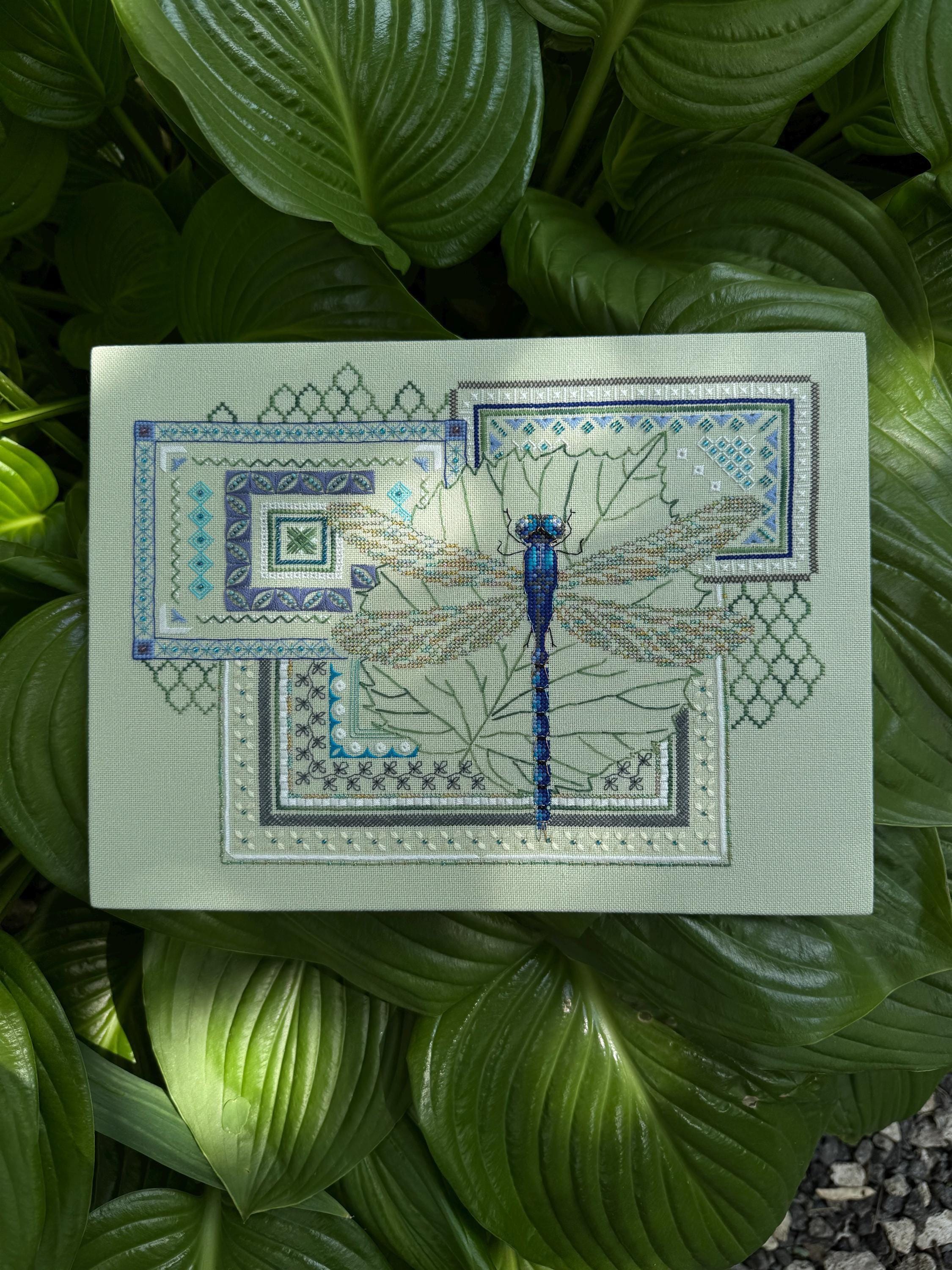 トンボのクロスステッチパターン：幾何学模様のボーダーを使ったモダン