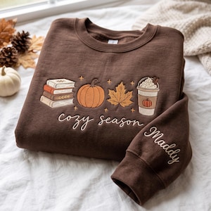 Sudadera bordada "Cozy Season", cuello redondo con estampado de calabazas y café otoñal, suéter otoñal para amantes de los libros, regalo personalizado para ella.