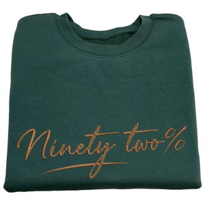 刺繍入り「92% 刺繍入りスウェットシャツ 刺繍入りスウェットシャツ - カスタム パーカー、92% 刺繍入り。