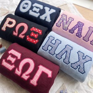 Sweat-shirt à lettres brodées personnalisées, T-shirt col rond à motif floral, T-shirt vichy style universitaire, Cadeau Big Little