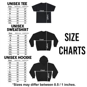 K&ouml;nnte beinhalten: Gr&ouml;&szlig;entabellen f&uuml;r Unisex-T-Shirts, Sweatshirts und Hoodies. Die Tabellen zeigen Brust- und L&auml;ngenma&szlig;e in Zentimetern f&uuml;r die Gr&ouml;&szlig;en XS bis 5XL. Das Bild enth&auml;lt schwarze T-Shirts, Sweatshirts und einen Hoodie.