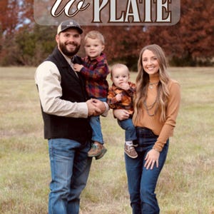 Könnte beinhalten: Eine vierköpfige Familie steht auf einem Feld mit Herbstlaub im Hintergrund. Die Eltern halten ihre beiden kleinen Kinder. Der Text "Pasture to Plate" befindet sich oben im Bild. Der Text "From the Pasture to Our Plates Crockpot Edition Ashley Pryer" befindet sich unten im Bild.