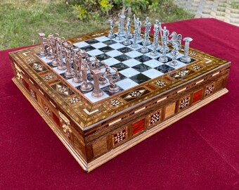 ギリシャ神話のチェスセット：手作りの木製チェス盤、金属製の駒、内部