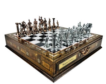 Luxe Romeins schaakspel - Handgemaakt houten schaakbord met opbergruimte | Metalen schaakstukken | Gepersonaliseerd cadeau voor hem
