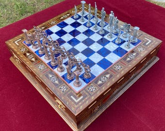 ギリシャ神話のチェスセット：手作りの木製チェス盤、金属製の駒、内部