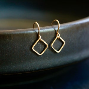 Gold Square Drop Earrings. Minimalist Diamond Shaped Earrings. Hammered 14K gold filled drops. Dainty Gold Earrings. Gold dangle earrings.