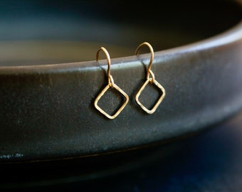 Gold Square Drop Earrings. Minimalist Diamond Shaped Earrings. Hammered 14K gold filled drops. Dainty Gold Earrings. Gold dangle earrings.