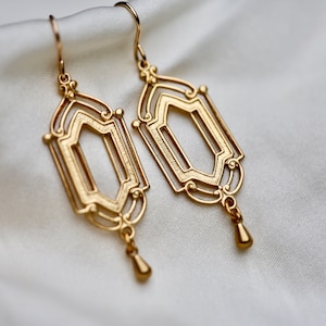 Gold Art Deco Earrings. 14K Gold Filled and Brass Earrings. Gold architectural window chandelier earrings. Classic Art Deco earrings. 画像 9