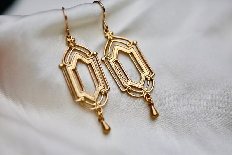 Gold Art Deco Earrings. 14K Gold Filled and Brass Earrings. Gold architectural window chandelier earrings. Classic Art Deco earrings. 画像 9