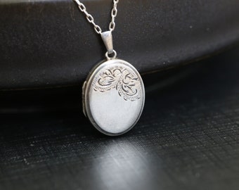 Silver Locket Necklace. Vintage etched sterling silver photo locket. Unique locket keepsake gift. Instant family heirloom. Silver locket.