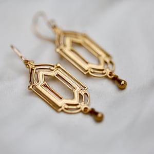 Gold Art Deco Earrings. 14K Gold Filled and Brass Earrings. Gold architectural window chandelier earrings. Classic Art Deco earrings. 画像 2