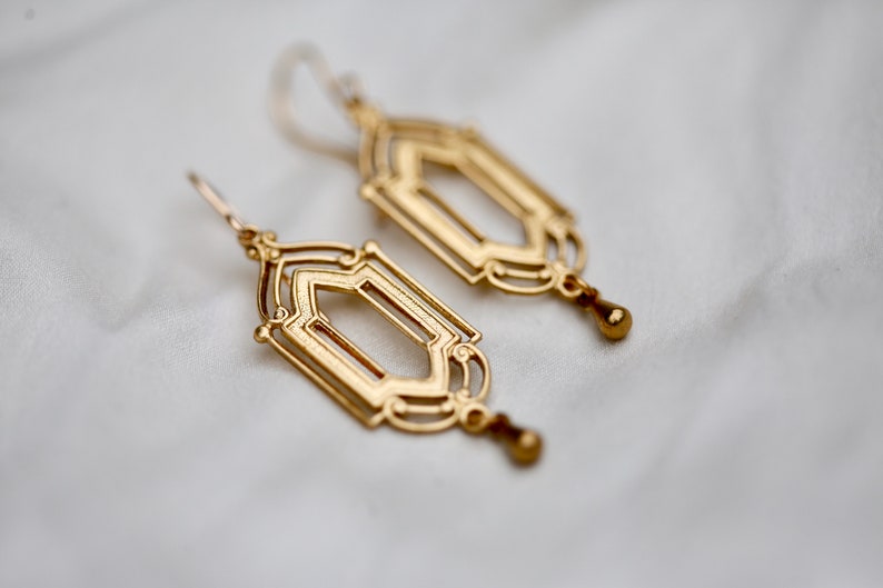 Gold Art Deco Earrings. 14K Gold Filled and Brass Earrings. Gold architectural window chandelier earrings. Classic Art Deco earrings. 画像 2