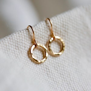 Pequeños aros dorados. Pendientes de círculo abierto. Pendientes Karma de Oro. Aros de oro martillados. Pendientes de aro frontales. Delicados pendientes circulares de oro. imagen 4