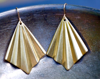 Folded Fan Earrings. Gold Art Deco Earrings.  14K Gold Filled and Brass Earrings. Pointed drop earrings. Classic Art Deco jewelry. 70s style