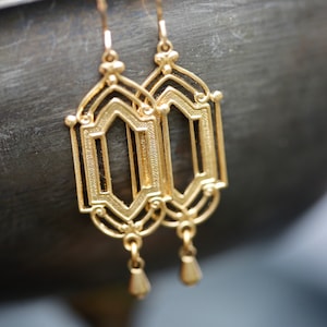 Gold Art Deco Earrings. 14K Gold Filled and Brass Earrings. Gold architectural window chandelier earrings. Classic Art Deco earrings. 画像 7