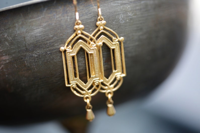 Gold Art Deco Earrings. 14K Gold Filled and Brass Earrings. Gold architectural window chandelier earrings. Classic Art Deco earrings. 画像 7
