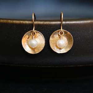 Pearl Cup Earrings. 14K gold filled hammered circle and genuine fresh water pearls. Delicate bridal jewelry. White real pearl earrings.
