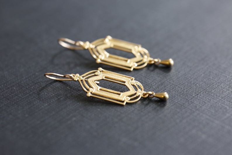 Gold Art Deco Earrings. 14K Gold Filled and Brass Earrings. Gold architectural window chandelier earrings. Classic Art Deco earrings. 画像 5