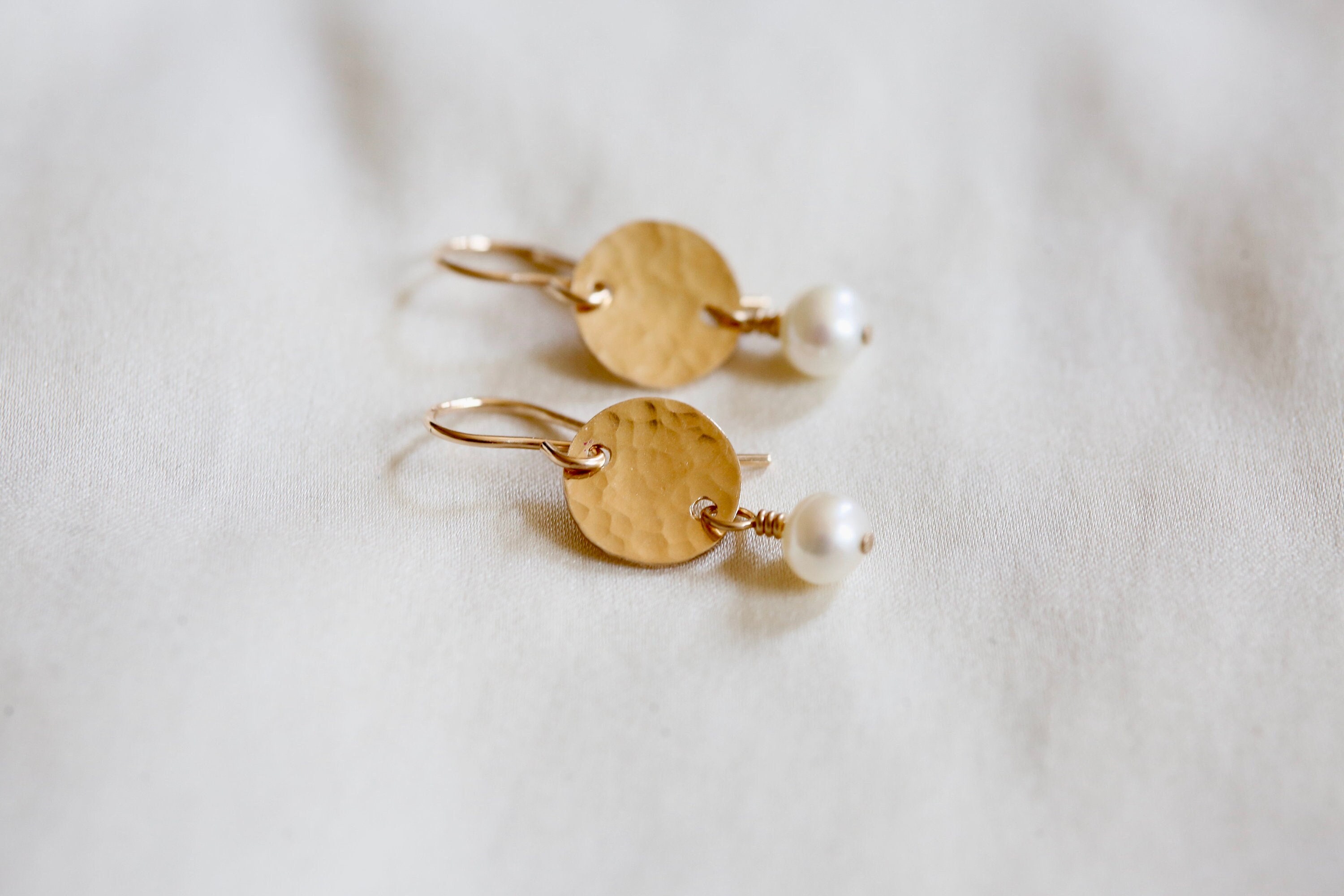 Pearl Drop Earrings. 14K gold filled hammered circle and genuine fresh water pearls. Delicate bridal jewelry. White real pearl earrings.
