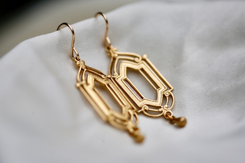 Gold Art Deco Earrings. 14K Gold Filled and Brass Earrings. Gold architectural window chandelier earrings. Classic Art Deco earrings. 画像 8