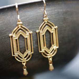 Gold Art Deco Earrings. 14K Gold Filled and Brass Earrings. Gold architectural window chandelier earrings. Classic Art Deco earrings. 画像 4