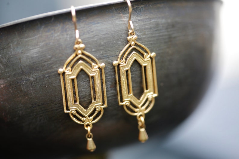 Gold Art Deco Earrings. 14K Gold Filled and Brass Earrings. Gold architectural window chandelier earrings. Classic Art Deco earrings. 画像 4