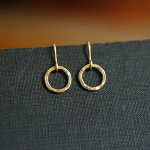 Pequeños aros dorados. Pendientes de círculo abierto. Pendientes Karma de Oro. Aros de oro martillados. Pendientes de aro frontales. Delicados pendientes circulares de oro. imagen 3