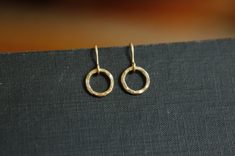 Pequeños aros dorados. Pendientes de círculo abierto. Pendientes Karma de Oro. Aros de oro martillados. Pendientes de aro frontales. Delicados pendientes circulares de oro. imagen 3