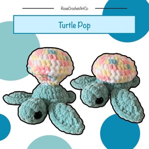Pode incluir: Dois brinquedos de tartaruga de crochê com conchas coloridas. As tartarugas são verde-azuladas com olhos pretos e são feitas com um fio macio e felpudo. As conchas são uma mistura de rosa, amarelo e branco.