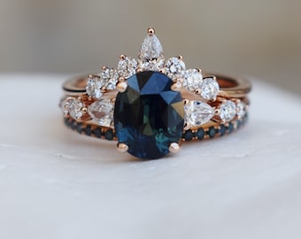 Navy & green sapphire engagement ring set. Sapphire bridal set. Rose gold engagement ring set. Sapphire and diamond set by Eidelpreciuos.