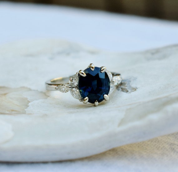Diamonds and central blue sapphire ring in white gold 18k Measure 15