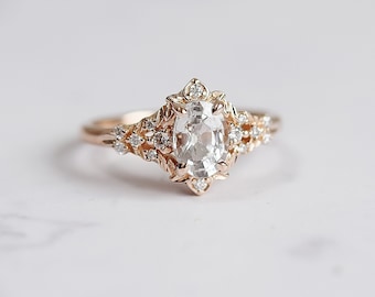 Arwen white sapphire and diamond engagement ring in gold. Cluster, multi-stone, statement ring. Fantasy LOTR alternative ring, EidelPrecios.