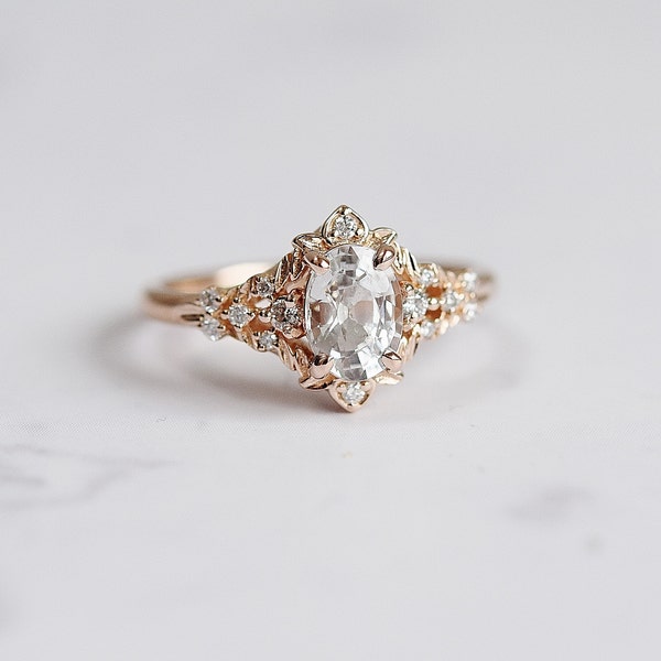 Förlovningsring med vit safir och diamant: Fantasyring i 14 karat roséguld