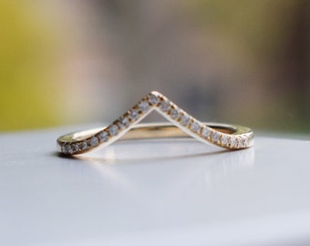 Thin Chevron diamond band. Curved Wedding Band. Stackable band. Gold Diamond Band. Moissanite band.