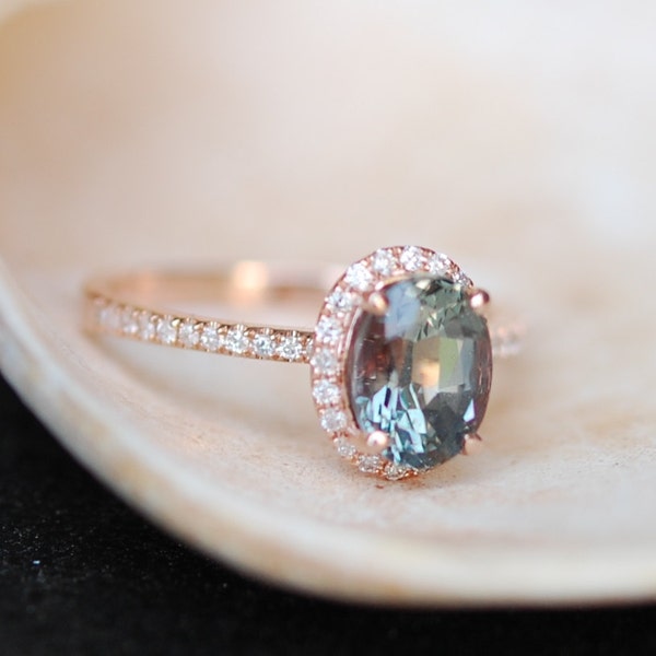 Groenblauwe saffier verlovingsring. Mint saffier 2.05ct ovale halo diamanten ring 14k Roségoud.