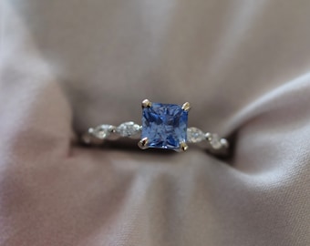 Ceylon sapphire ring. Cornflower blue ring. White Gold Engagement Ring. One of a kind ring. Sapphire Emerald ring Eidelprecious