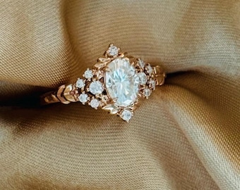 Mia fantasy diamond engagement ring in gold. Cluster, multi-stone, statement ring. Elven alternative ring, Lord of the Rings theme by Eidel.